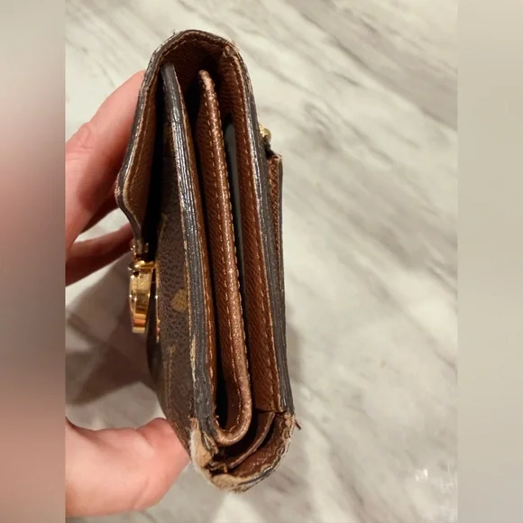 Louis Vuitton Black and Gold Monogram wallet - Picture 2 of 12